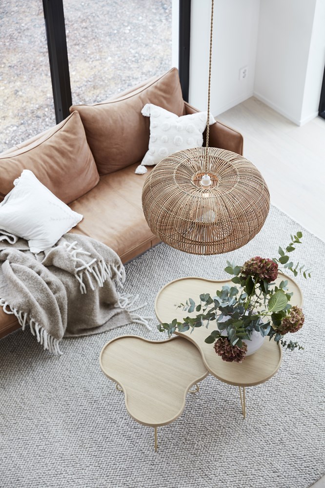 Duża lampa rattanowa w salonie w stylu japandi