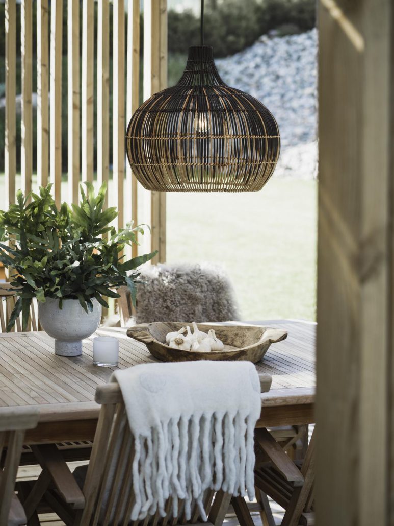oświetlenie zewnętrzne na dom - stylowa lampa wiklinowa Marta PR Home