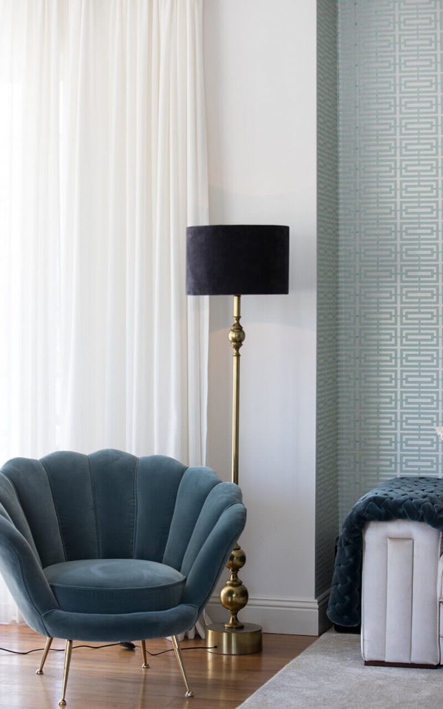 Mosiężna lampa podłogowa Deborah Watt&Veke Mosiężna lampa podłogowa Deborah Watt&Veke, czyli nowoczesne oświetlenie do salonu
