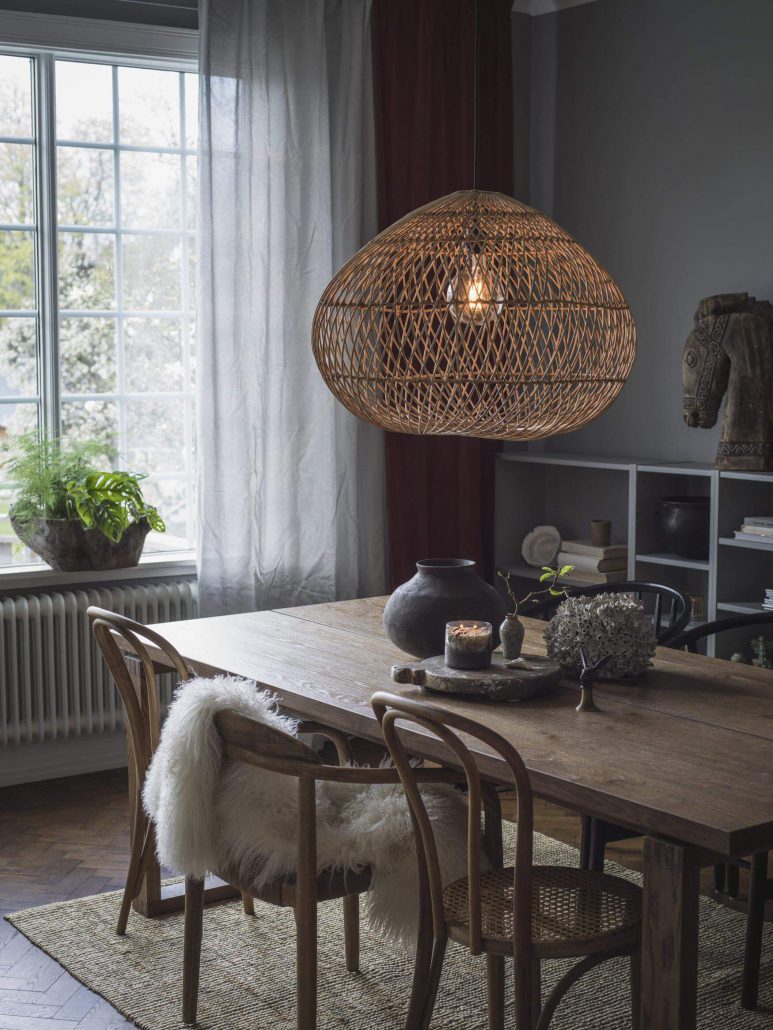 Nowoczesne oświetlenie do salonu - Rattanowa lampa kula Karen PR Home