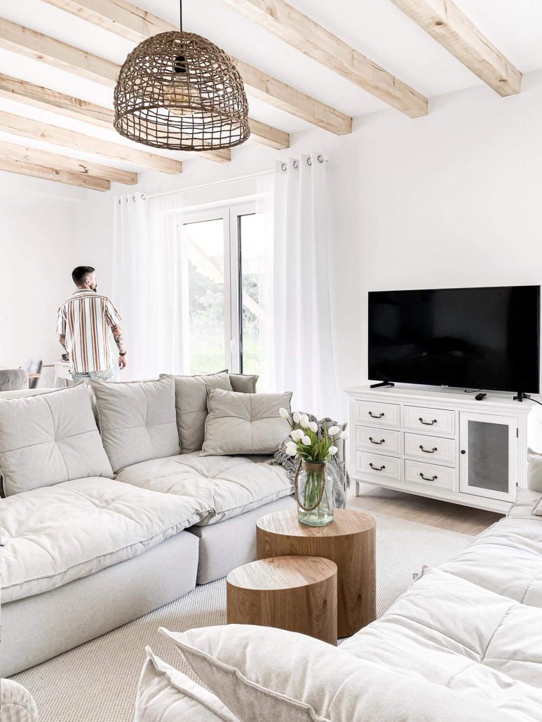 Wiklinowa lampa wiszaca Cebu w salonie