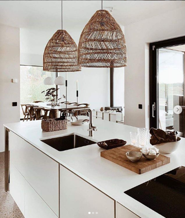 Rattanowe lampy Maja PR Home w bialej klasycznej kuchni
