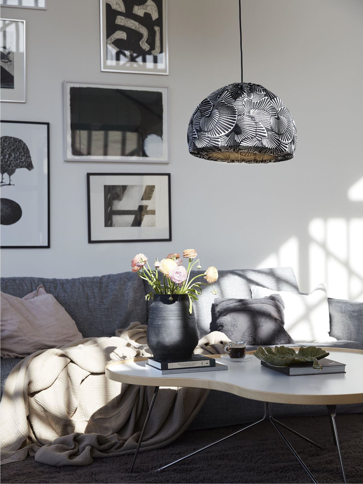 Abazurowa lampa wiszaca w stylu skandynawskim w salonie - Juni Eco Aware PR Home