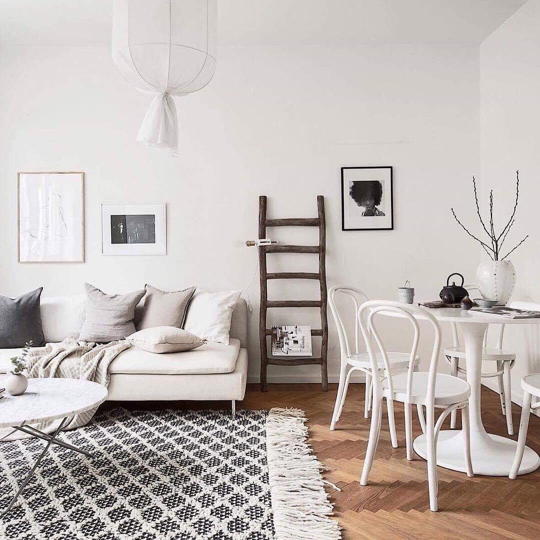 Biala lampa kokon w salonie w stylu skandynawskim - PR Home