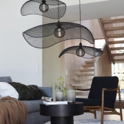 Kompozycja lamp wiszacych w salonie - druciane lampy Vivi PR Home