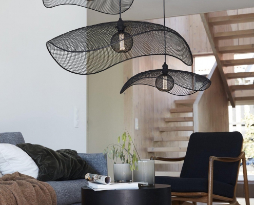 Kompozycja lamp wiszacych w salonie - druciane lampy Vivi PR Home