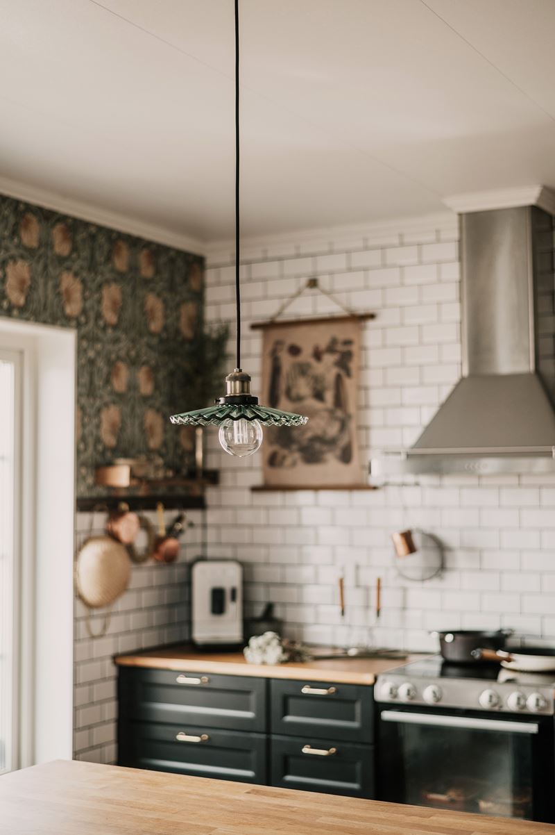 Mala szklana lampka wiszaca Cobbler Globen Lighting nad blatem w kuchni w stylu rustykalnym