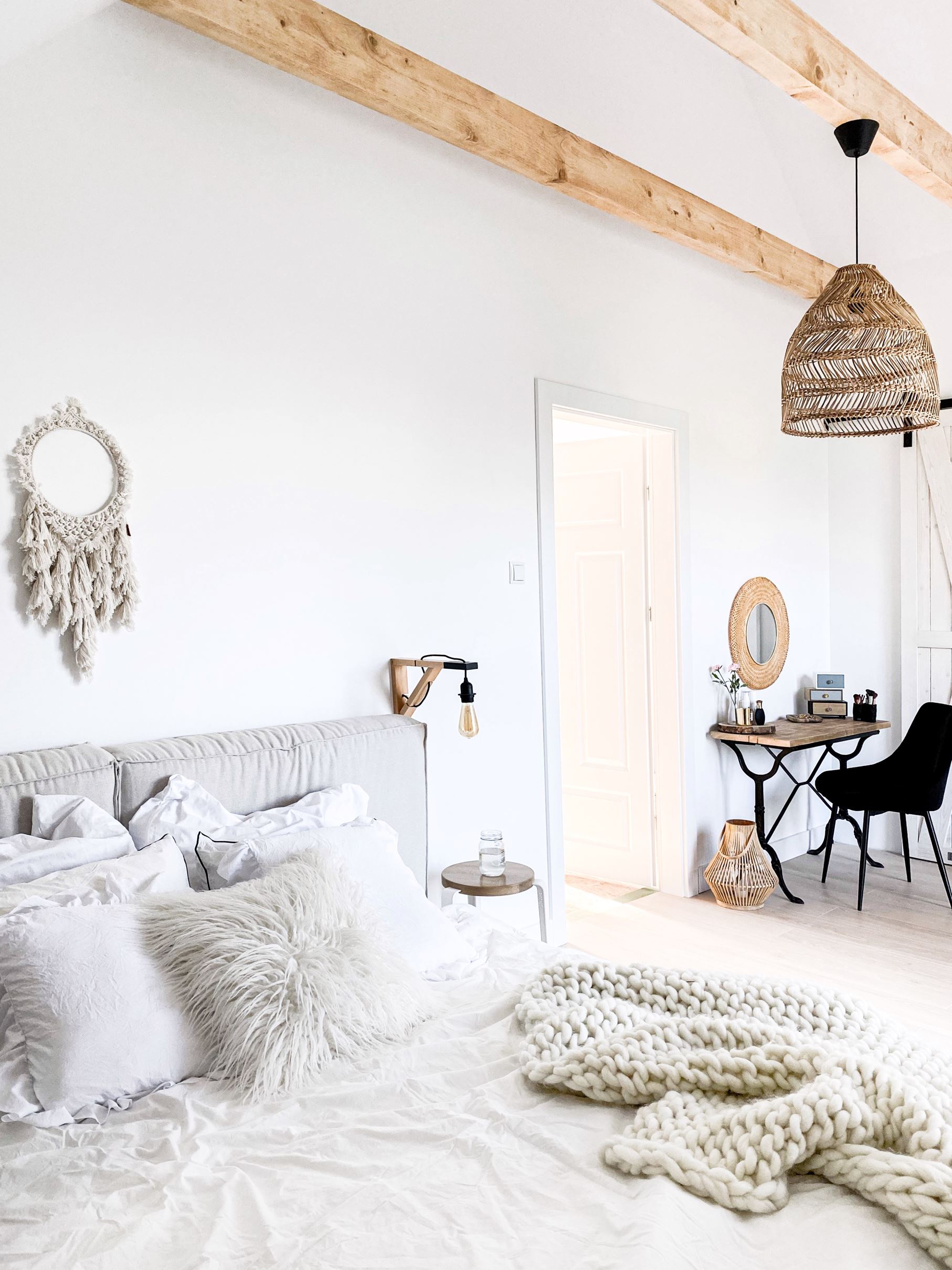 Oswietlenie sypialni w stylu boho - rattanowa lampa Maja PR Home