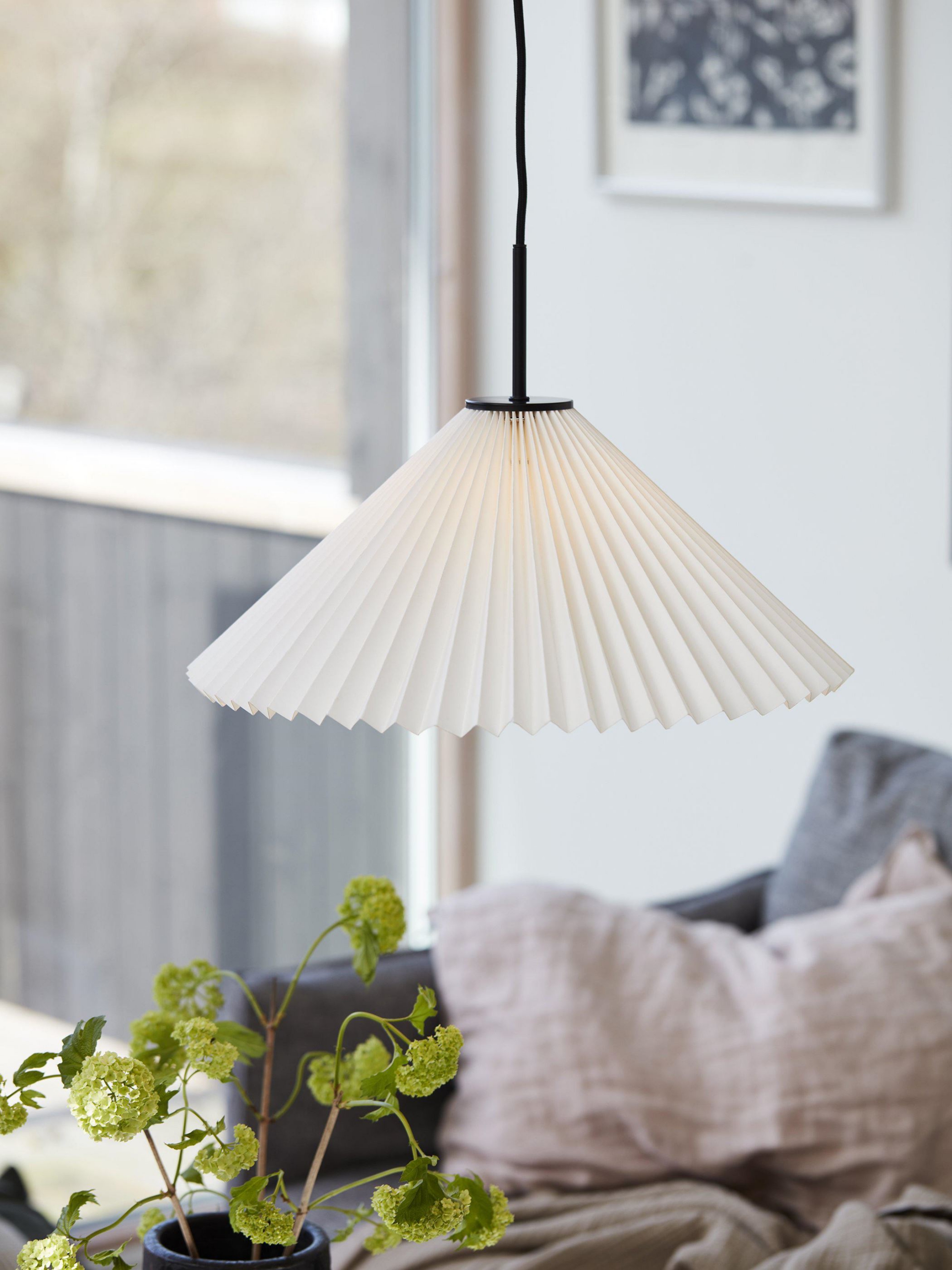 Lampa wiszaca z plisowanego papieru Polly PR Home - modne lampy do salonu 2023