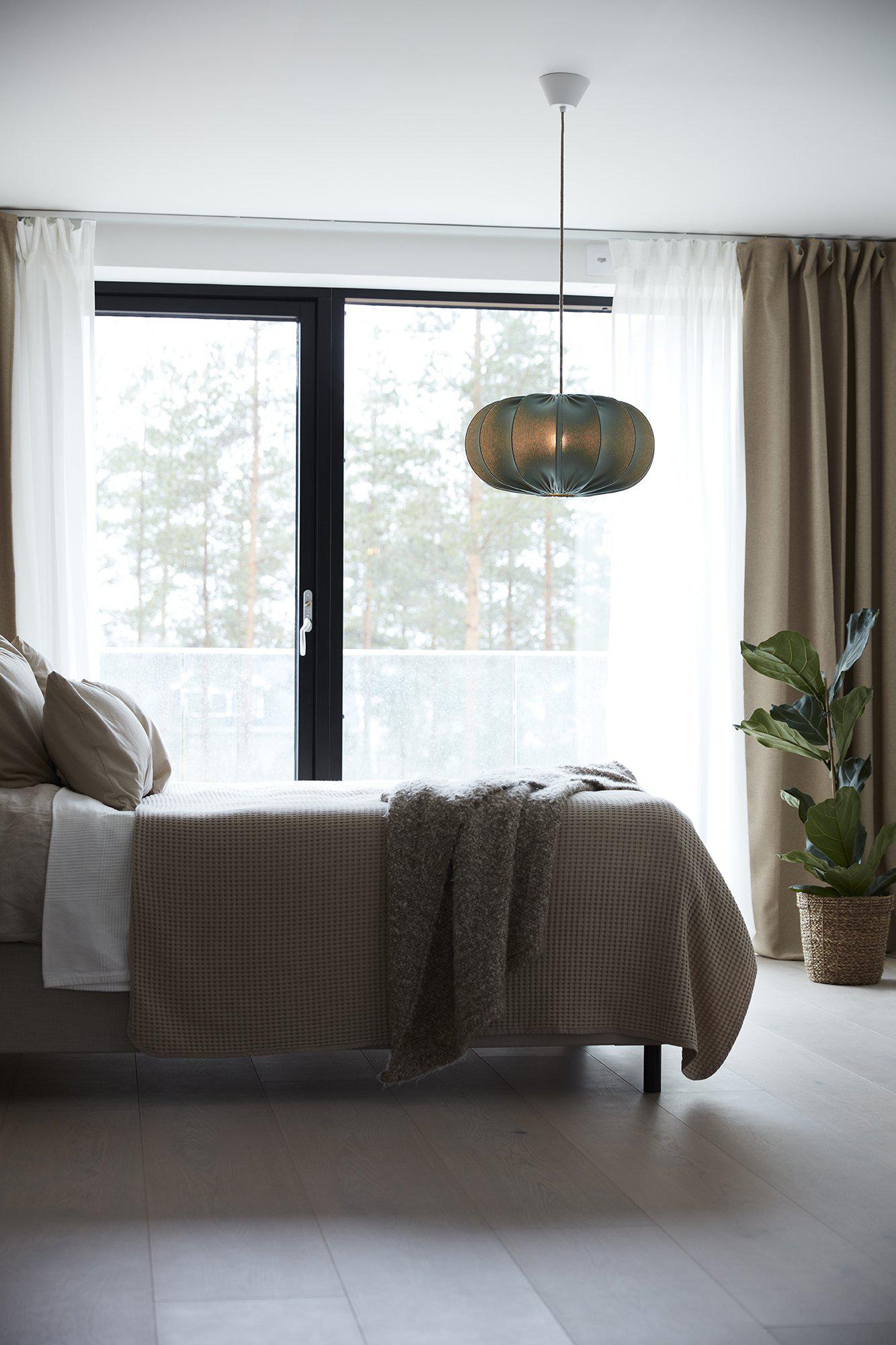 Pastelowy abazur wiszacy Dalia PR Home - modne lampy do sypialni 2023
