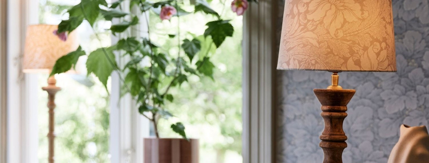 Drewniana lampa stołowa retro z abażurem w kwiaty PR Home