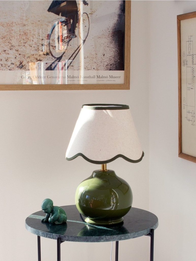 Ceramiczna lampka stołowa w stylu retro - idealna na stolik nocny.