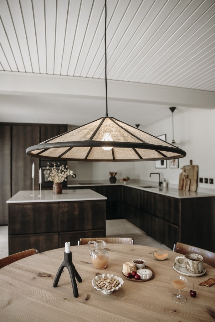 Bambusowa lampa stożkowa dark japandi