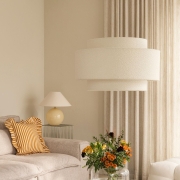 Elegancka lampa abażurowa biała boucle - styl modern classic