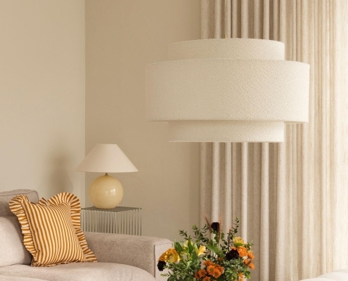 Elegancka lampa abażurowa biała boucle - styl modern classic