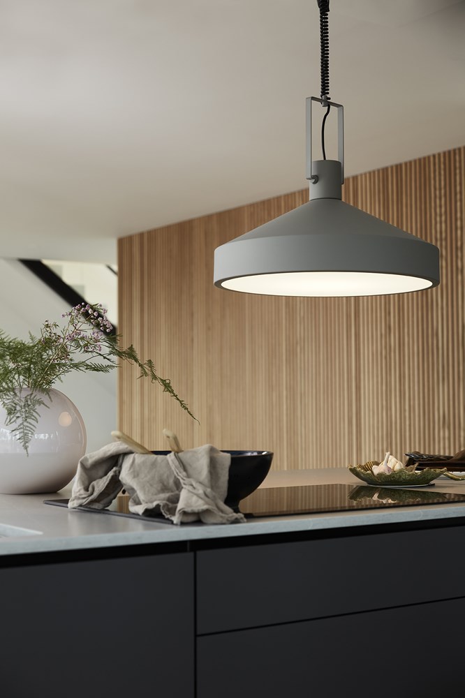Industrialna lampa nad wyspę kuchenną z dyfuzorem światła.