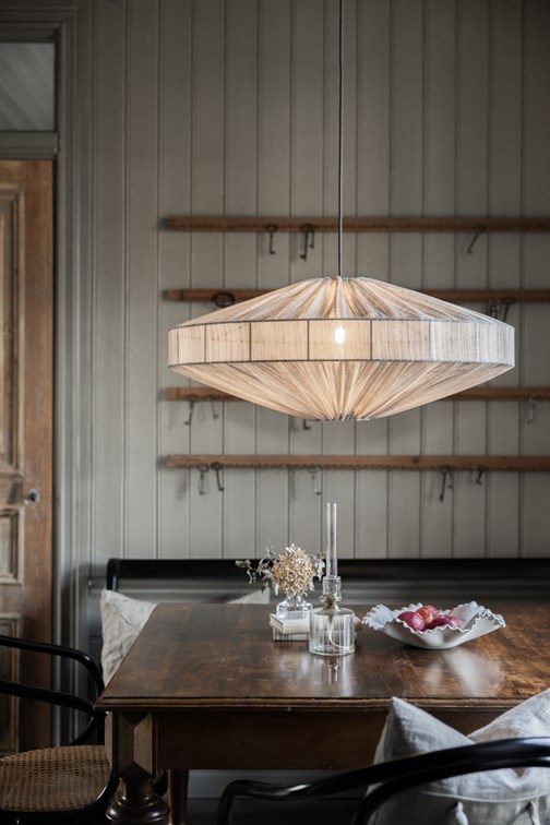 Duża lampa materiałowa - współczynnik oddawania barw jest kluczowy w oprawach z tkaniny