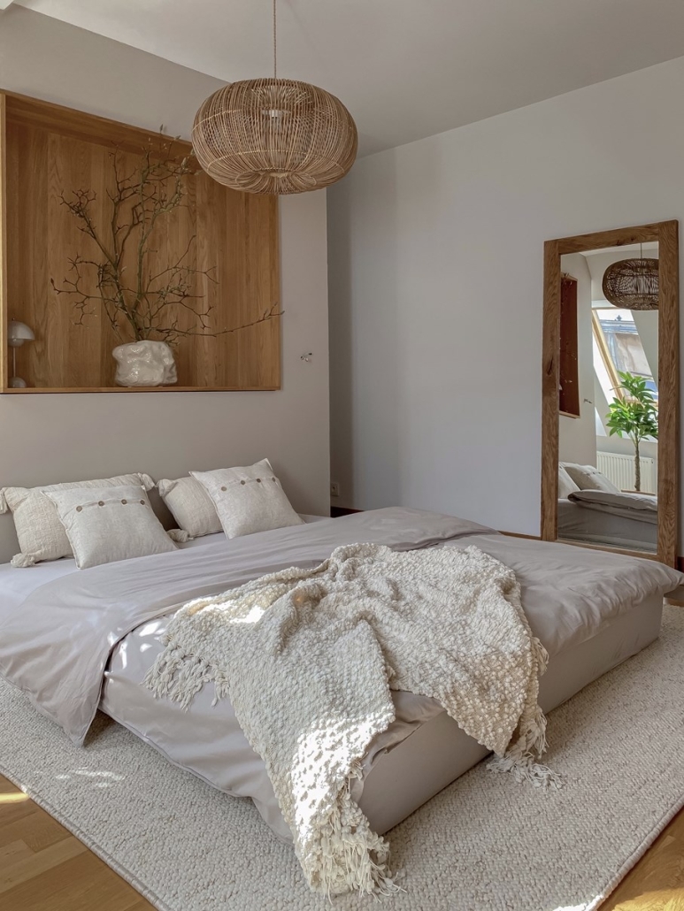 Rattanowa lampa do sypialni w stylu japandi