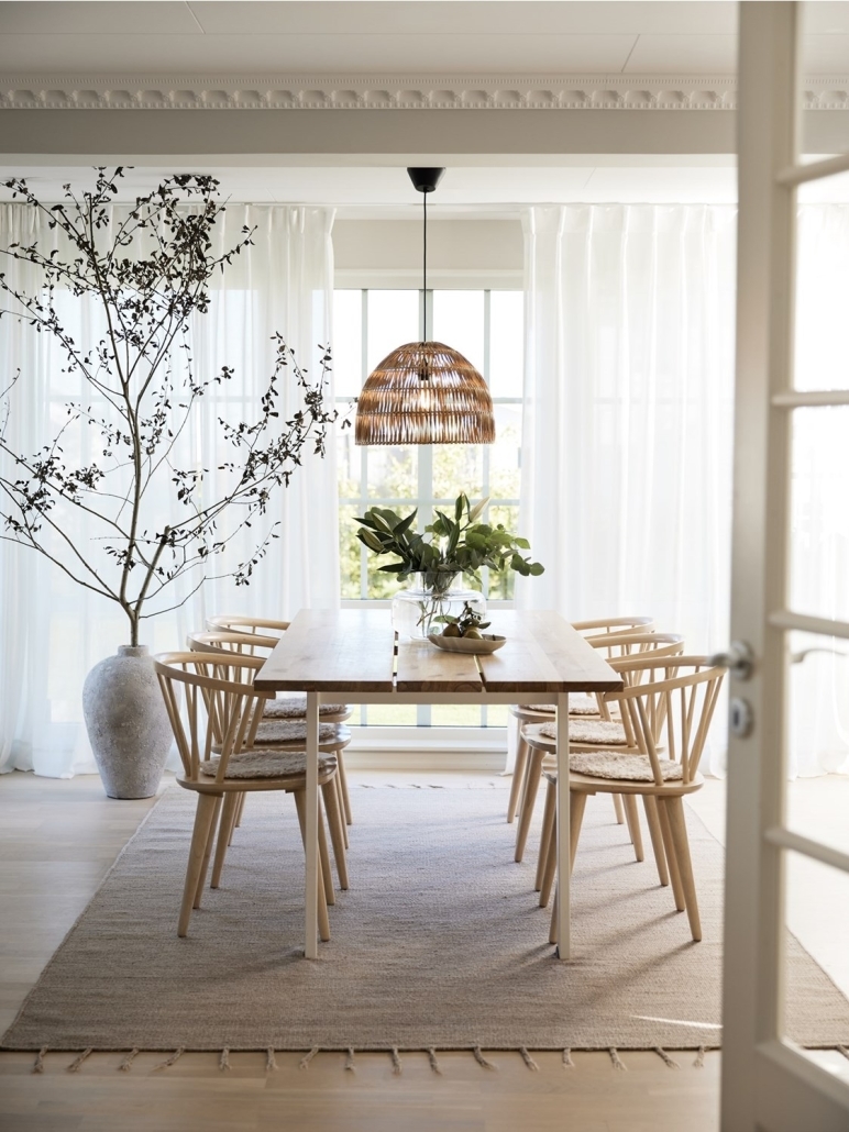 Rattanowa lampa nad stół w minimalistycznej aranżacji
