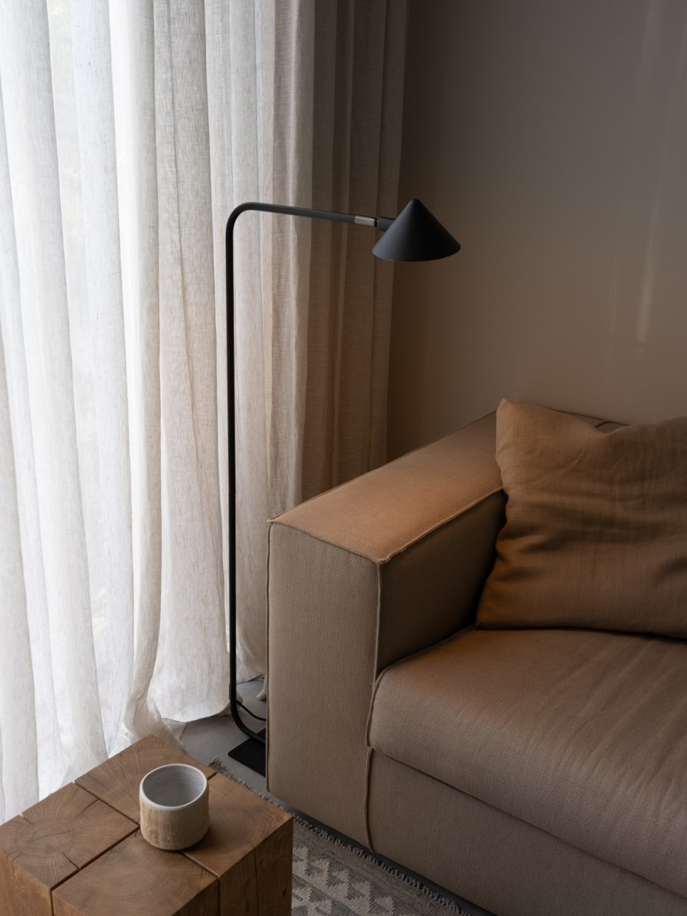 Regulowana lampa stojąca do czytania - oświetlenie zadaniowe w salonie
