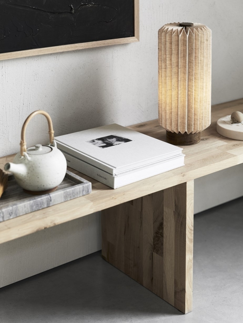 Plisowana lampa lniana stołowa na drewnianej podstawie - styl japandi inspiracje