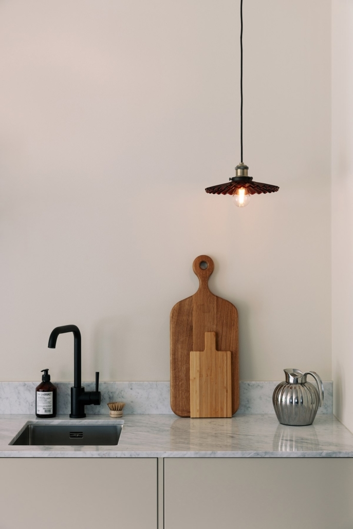 Mała szklana lampka wisząca w stylu loft vintage - minimalistyczne oświetlenie blatu kuchennego