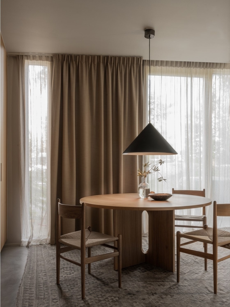 Metalowa lampa japandi nad stół - model Kuro. Ciepła barwa światła do jadalni.