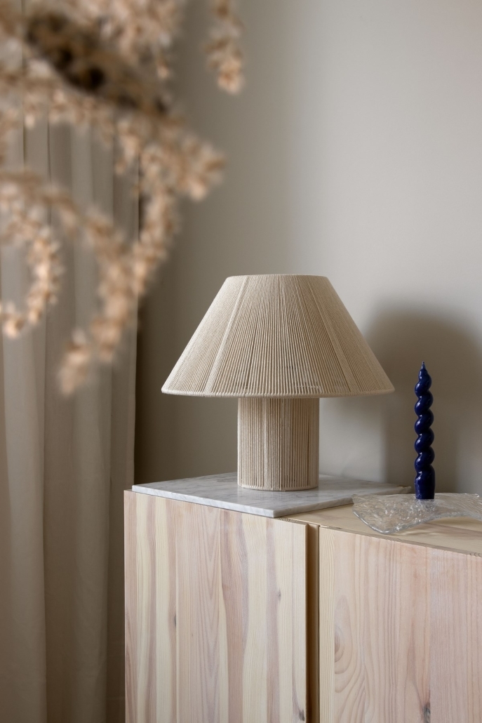 Lampka stołowa boho o nowoczesnym designie w minimalistycznym wnętrzu