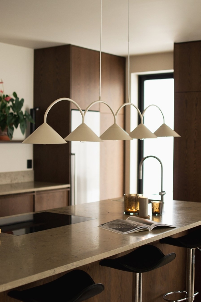 Podłużna, wielopunktowa lampa nad wyspę kuchenną w stylu minimalistycznym