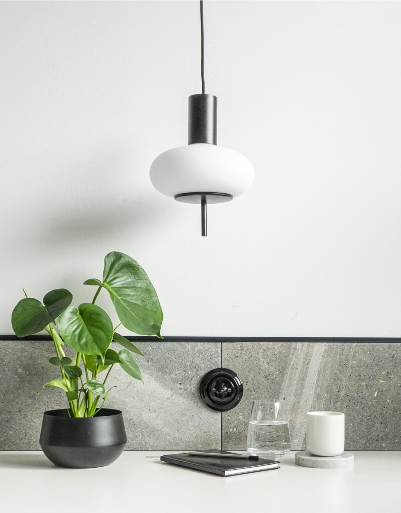 Szklana lampa wisząca japandi do łazienki lub sypialni