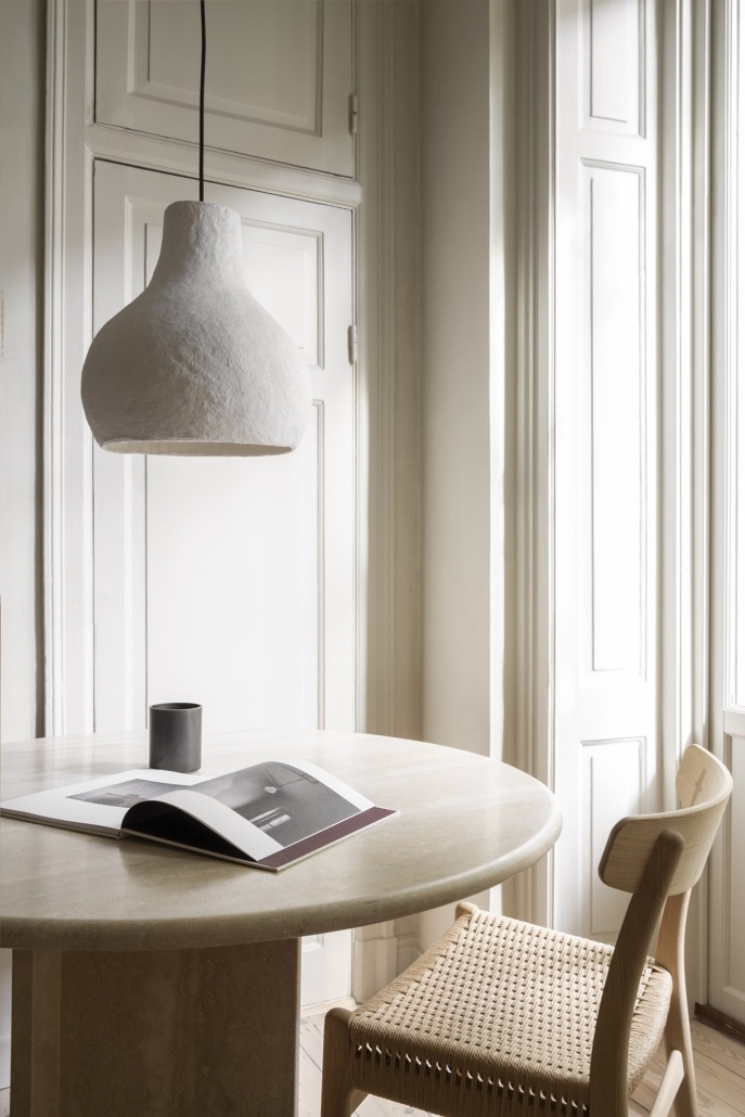 Organiczna lampa wisząca w stylu japandi wykonana z cotton mache - idealna nad stół