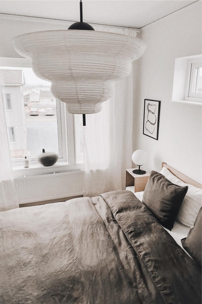 Lampa wisząca z papieru ryżowego w stylu japandi w sypialni