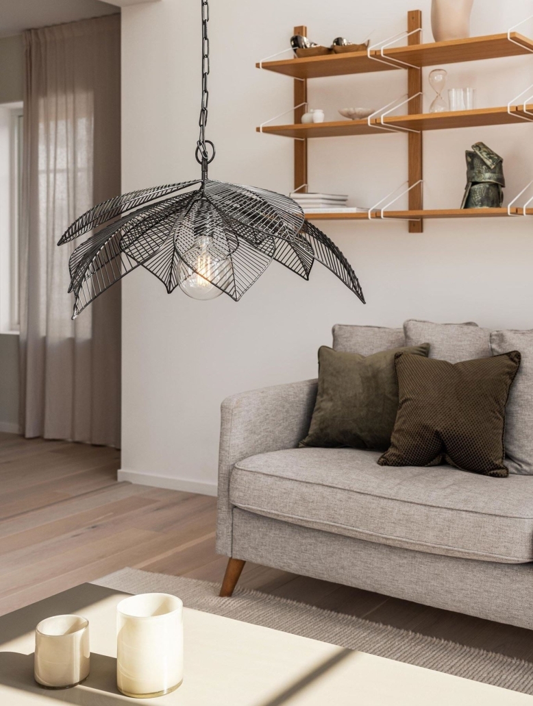 Druciana lampa kapelusz w stylu industrialnym w salonie