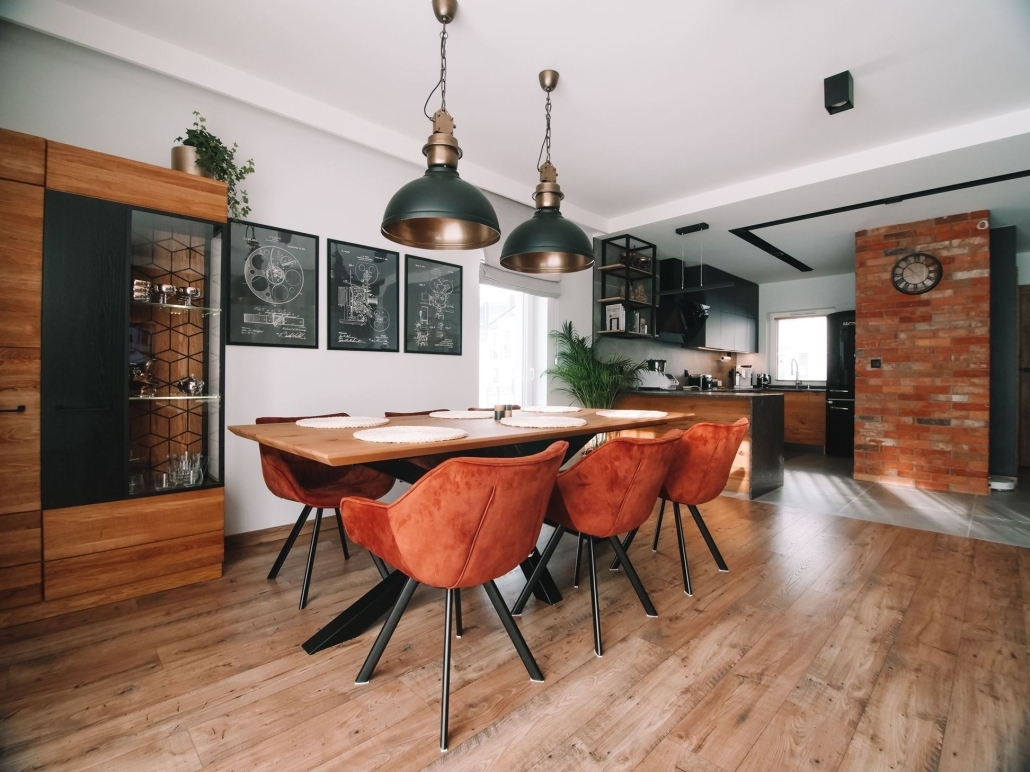 Ciężkie, metalowe lampy wiszące w stylu industrialnym w jadalni