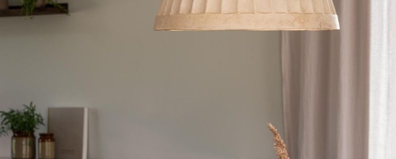Jaka lampa nad stół - beżowa lampa wisząca boho nad stół do jadalni