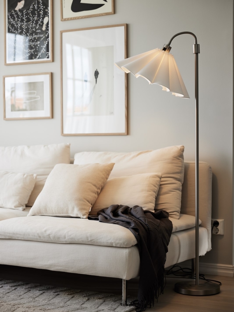 Lampa podłogowa z regulowanym ramieniem do czytania w salonie przy sofie - styl vintage