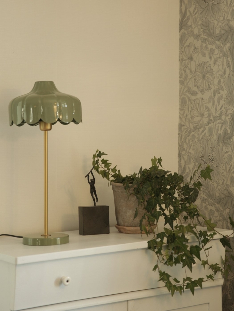 Lampa stołowa w stylu vintage to idealne uzupełnienie industrialnego salonu.