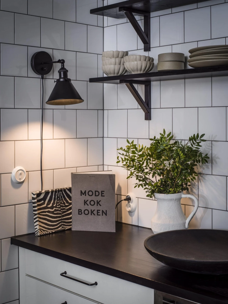 Metalowy kinkiet loft vintage jako oświetlenie blatu w kuchni