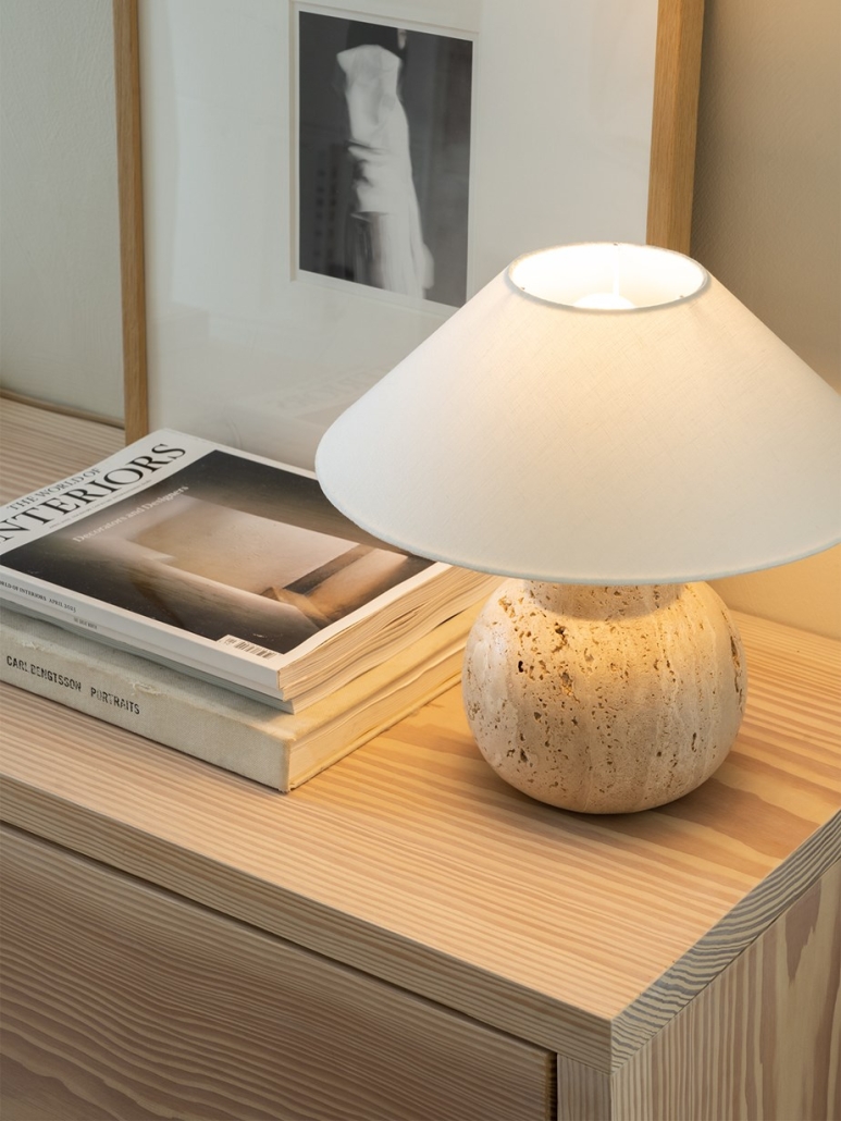 Lampa stołowa z trawertynu ze stożkowym abażurem