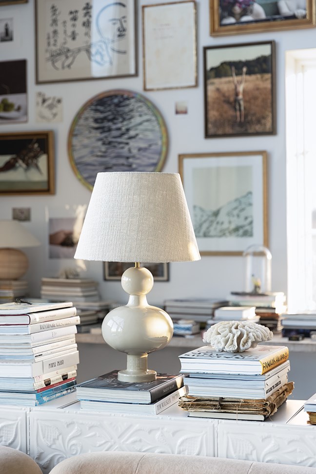 Beżowa lampa stołowa w stylu mid century modern