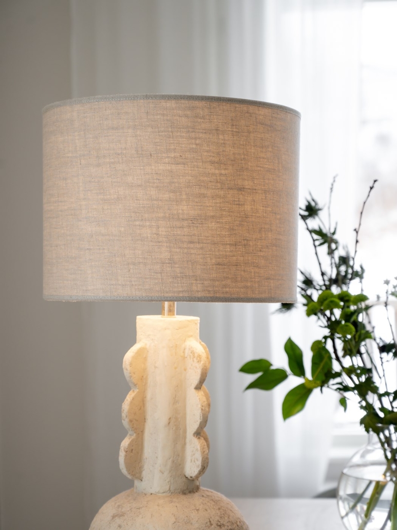 Beżowy abażur cylindryczny do lampy stołowej