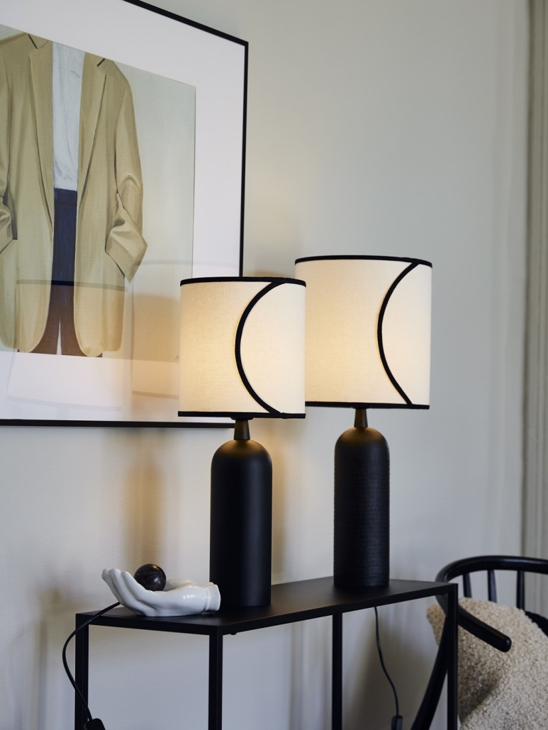 Klasyczne, cylindryczne abażury z czarnymi lamówkami