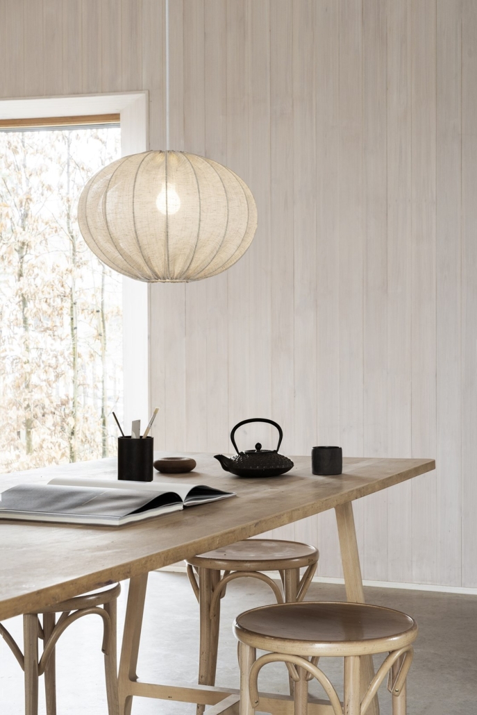 Lniana lampa kula w minimalistycznej jadalni - styl soft minimalism