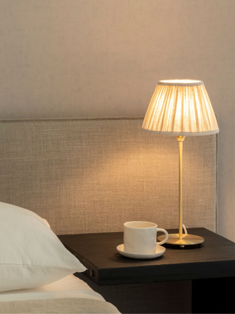 Lniany abażur do lampki nocnej zapewnia miękkie, delikatne światło