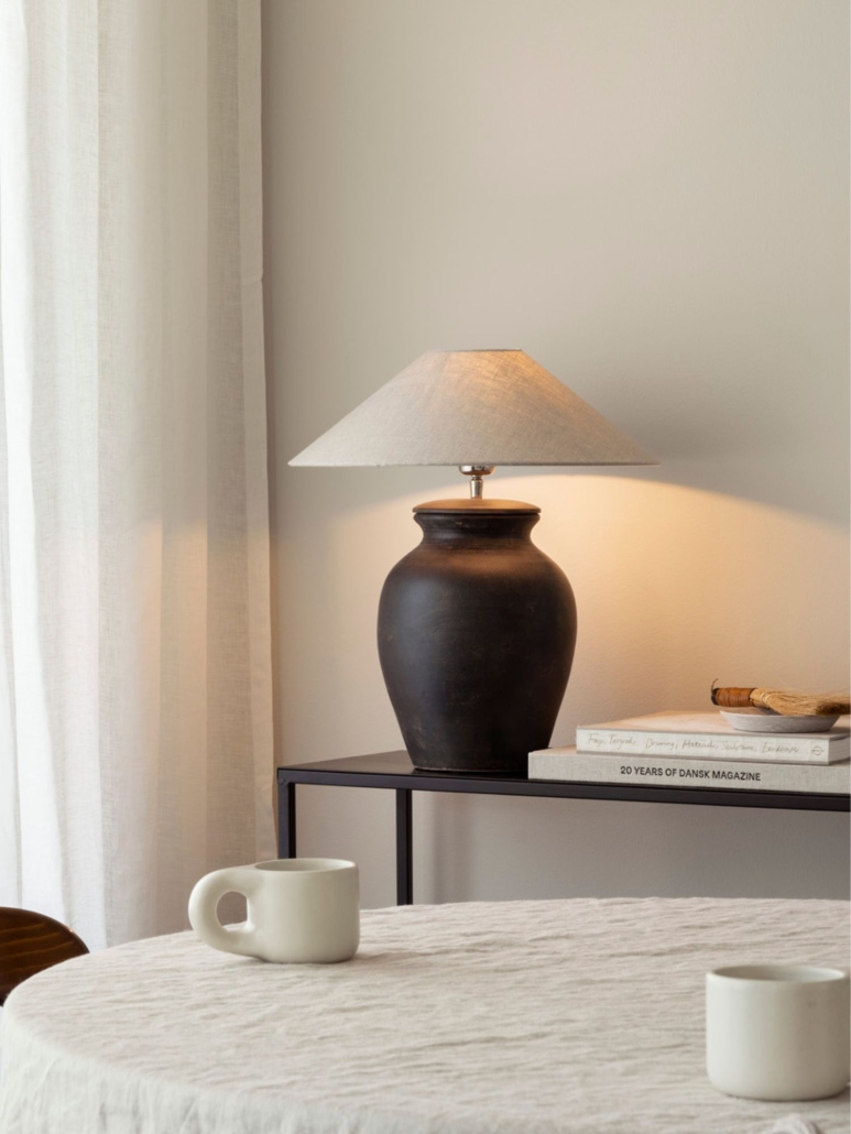 Klasyczna duża czarna lampa stołowa z abażurem w kształcie płaskiego stożka