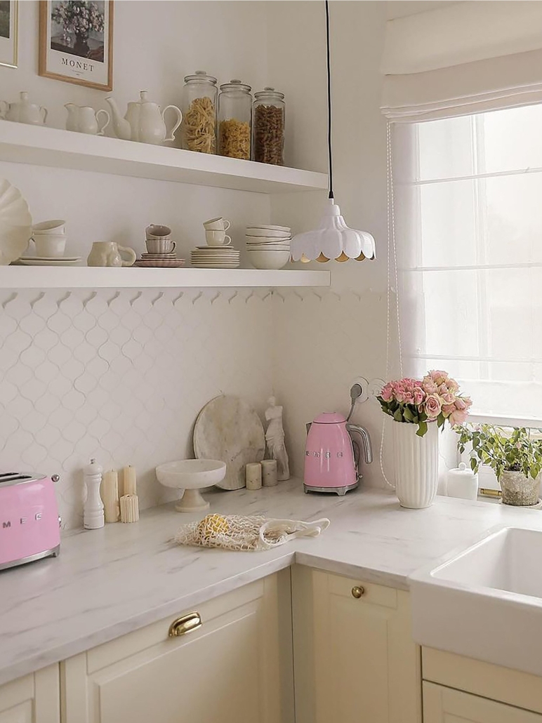 Kuchnia w stylu mid century modern z nutką modern retro - nad blatem biała lampa Wells