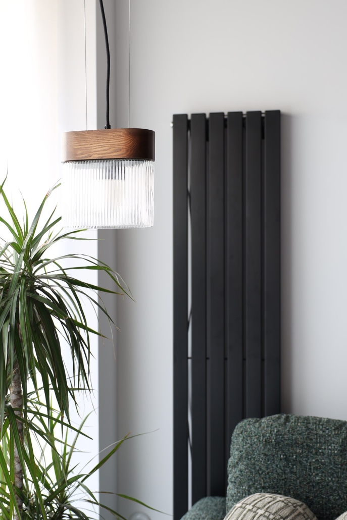 Lampa wisząca mid century modern z ciemnego drewna i ryflowanego szkła