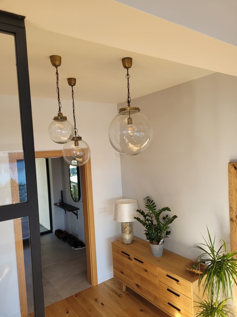 Plafon czy lampa wisząca? Co wybrać do salonu, sypialni, kuchni – poradnik 3 Lampy wiszące kule szklane na przedpokoju