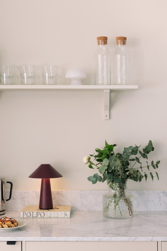 Minimalistyczna kuchnia z lampką bezprzewodową na blacie