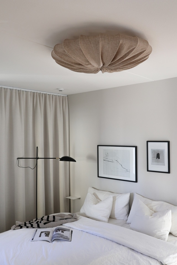 Plafon czy lampa wisząca? Co wybrać do salonu, sypialni, kuchni – poradnik 7 Lniany beżowy plafon w sypialni w stylu minimalistycznym